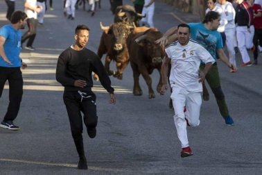 Los jóvenes de Sangüesa se reunieron para comer disfrazados e ir a la plaza de toros