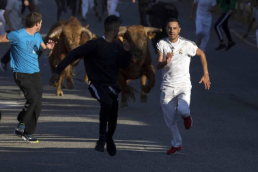 Los jóvenes de Sangüesa se reunieron para comer disfrazados e ir a la plaza de toros