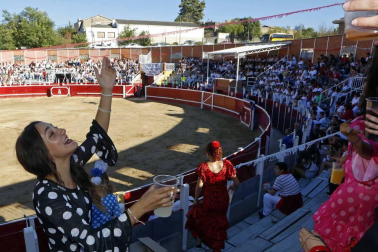 Los jóvenes de Sangüesa se reunieron para comer disfrazados e ir a la plaza de toros