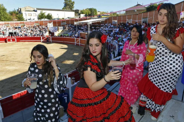Los jóvenes de Sangüesa se reunieron para comer disfrazados e ir a la plaza de toros