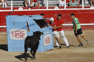 Los jóvenes de Sangüesa se reunieron para comer disfrazados e ir a la plaza de toros