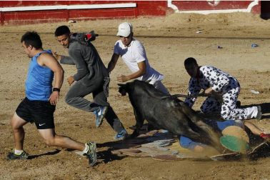 Los jóvenes de Sangüesa se reunieron para comer disfrazados e ir a la plaza de toros
