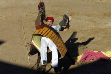 Los jóvenes de Sangüesa se reunieron para comer disfrazados e ir a la plaza de toros