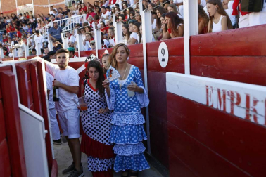 Los jóvenes de Sangüesa se reunieron para comer disfrazados e ir a la plaza de toros