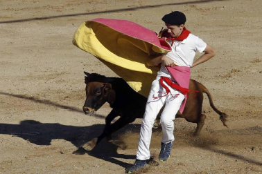 Los jóvenes de Sangüesa se reunieron para comer disfrazados e ir a la plaza de toros