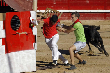 Los jóvenes de Sangüesa se reunieron para comer disfrazados e ir a la plaza de toros