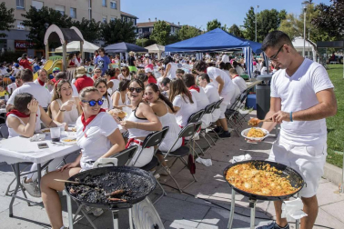 Desfile de la comparsa de gigantes y paellada popular en el tercer día de las fiestas de Zizur