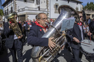 Desfile de la comparsa de gigantes y paellada popular en el tercer día de las fiestas de Zizur