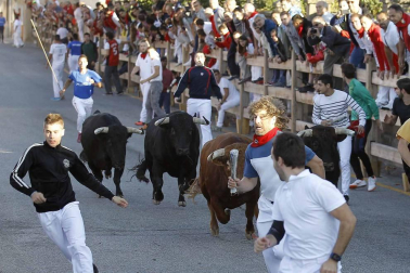 Sangüesa celebra el cuarto día de sus fiestas dedicado a los mayores, con homenaje, baile de la comparsa y encierro
