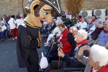 Sangüesa celebra el cuarto día de sus fiestas dedicado a los mayores, con homenaje, baile de la comparsa y encierro