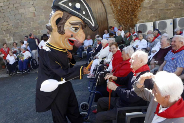 Sangüesa celebra el cuarto día de sus fiestas dedicado a los mayores, con homenaje, baile de la comparsa y encierro