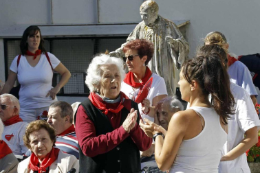 Sangüesa celebra el cuarto día de sus fiestas dedicado a los mayores, con homenaje, baile de la comparsa y encierro
