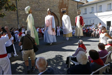 Sangüesa celebra el cuarto día de sus fiestas dedicado a los mayores, con homenaje, baile de la comparsa y encierro