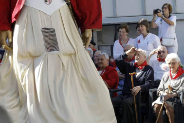 Sangüesa celebra el cuarto día de sus fiestas dedicado a los mayores, con homenaje, baile de la comparsa y encierro