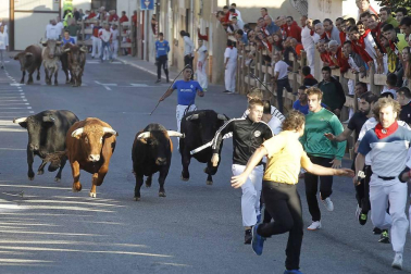 Sangüesa celebra el cuarto día de sus fiestas dedicado a los mayores, con homenaje, baile de la comparsa y encierro