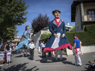 Desfile de la comparsa de gigantes y paellada popular en el tercer día de las fiestas de Zizur