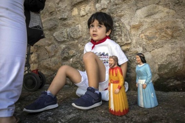 Desfile de la comparsa de gigantes y paellada popular en el tercer día de las fiestas de Zizur