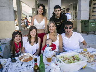 Desfile de la comparsa de gigantes y paellada popular en el tercer día de las fiestas de Zizur