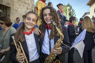 Desfile de la comparsa de gigantes y paellada popular en el tercer día de las fiestas de Zizur