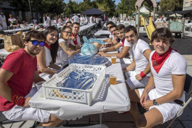 Desfile de la comparsa de gigantes y paellada popular en el tercer día de las fiestas de Zizur