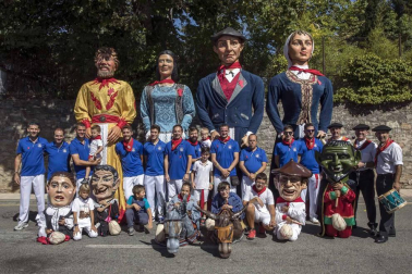 Desfile de la comparsa de gigantes y paellada popular en el tercer día de las fiestas de Zizur