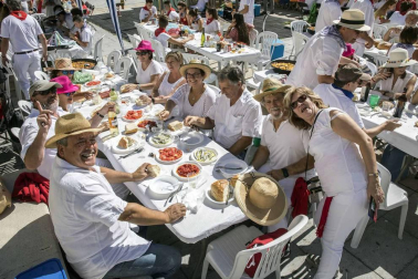 Desfile de la comparsa de gigantes y paellada popular en el tercer día de las fiestas de Zizur