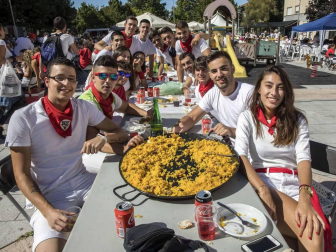 Desfile de la comparsa de gigantes y paellada popular en el tercer día de las fiestas de Zizur