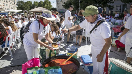 Desfile de la comparsa de gigantes y paellada popular en el tercer día de las fiestas de Zizur