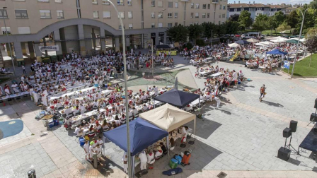Desfile de la comparsa de gigantes y paellada popular en el tercer día de las fiestas de Zizur
