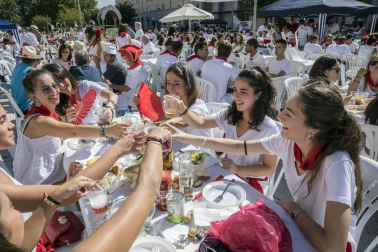 Desfile de la comparsa de gigantes y paellada popular en el tercer día de las fiestas de Zizur