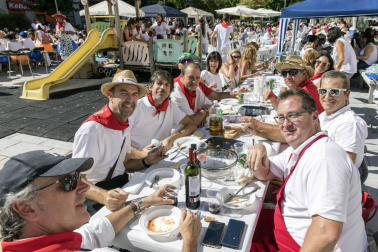 Desfile de la comparsa de gigantes y paellada popular en el tercer día de las fiestas de Zizur