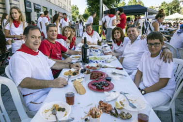 Desfile de la comparsa de gigantes y paellada popular en el tercer día de las fiestas de Zizur