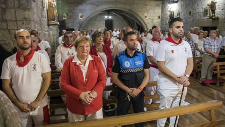 Desfile de la comparsa de gigantes y paellada popular en el tercer día de las fiestas de Zizur