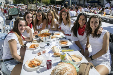 Desfile de la comparsa de gigantes y paellada popular en el tercer día de las fiestas de Zizur