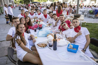 Desfile de la comparsa de gigantes y paellada popular en el tercer día de las fiestas de Zizur