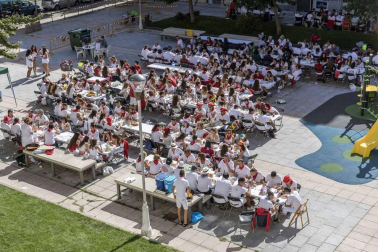Desfile de la comparsa de gigantes y paellada popular en el tercer día de las fiestas de Zizur