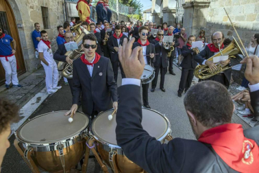 Desfile de la comparsa de gigantes y paellada popular en el tercer día de las fiestas de Zizur