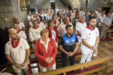 Desfile de la comparsa de gigantes y paellada popular en el tercer día de las fiestas de Zizur