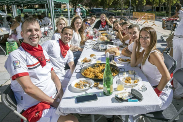 Desfile de la comparsa de gigantes y paellada popular en el tercer día de las fiestas de Zizur