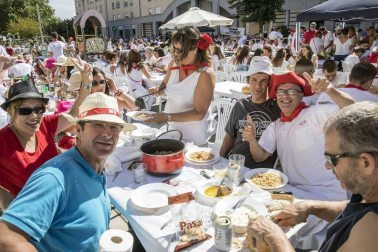 Desfile de la comparsa de gigantes y paellada popular en el tercer día de las fiestas de Zizur