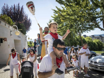Desfile de la comparsa de gigantes y paellada popular en el tercer día de las fiestas de Zizur