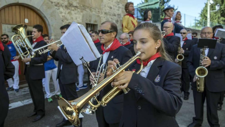 Desfile de la comparsa de gigantes y paellada popular en el tercer día de las fiestas de Zizur
