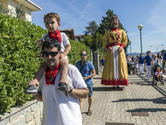 Desfile de la comparsa de gigantes y paellada popular en el tercer día de las fiestas de Zizur