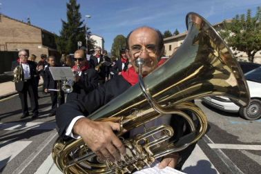 Desfile de la comparsa de gigantes y paellada popular en el tercer día de las fiestas de Zizur