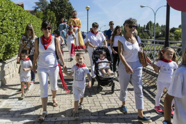 Desfile de la comparsa de gigantes y paellada popular en el tercer día de las fiestas de Zizur