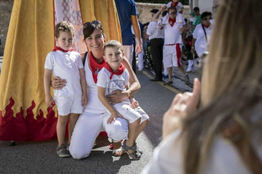 Desfile de la comparsa de gigantes y paellada popular en el tercer día de las fiestas de Zizur