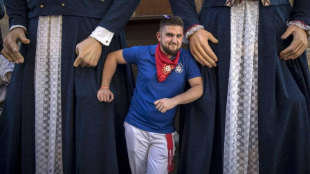 Desfile de la comparsa de gigantes y paellada popular en el tercer día de las fiestas de Zizur