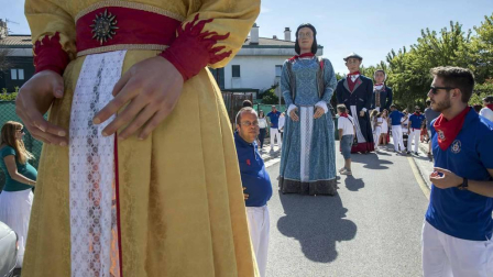 Desfile de la comparsa de gigantes y paellada popular en el tercer día de las fiestas de Zizur