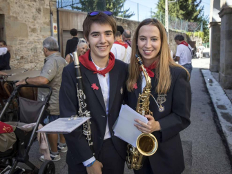Desfile de la comparsa de gigantes y paellada popular en el tercer día de las fiestas de Zizur