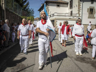 Desfile de la comparsa de gigantes y paellada popular en el tercer día de las fiestas de Zizur